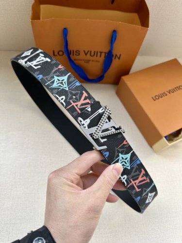 特 4.0宽 LV Shape 双面腰带为 LV Shape 搭扣赋予摩登雾面观感，无论搭配异彩纷呈的 LV Graffiti 帆布或沉稳牛皮革，均可表明个性态