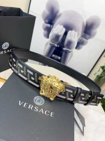 范思哲此款经典的versace腰带由柔软的小牛皮制成，饰有la Greca印花，并配有3D美杜莎腰带扣。4.0Cm宽 - 点击图像关闭