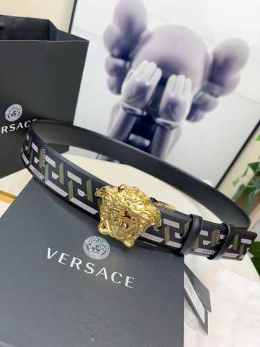范思哲此款经典的versace腰带由柔软的小牛皮制成，饰有la Greca印花，并配有3D美杜莎腰带扣。4.0Cm宽