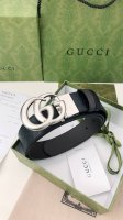 Gucci双面腰带，一侧为Gucci Signature皮革，反面一侧为单色皮革。配以Interlocking G带扣。3.7Cm宽