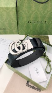 Gucci双面腰带，一侧为Gucci Signature皮革，反面一侧为单色皮革。配以Interlocking G带扣。3.7Cm宽