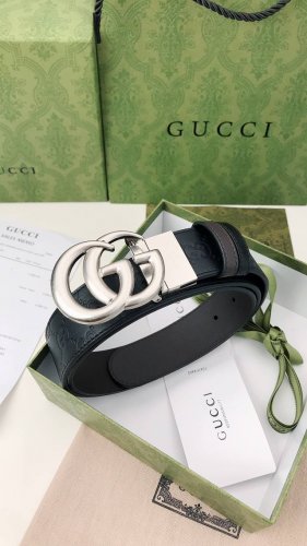 Gucci双面腰带，一侧为Gucci Signature皮革，反面一侧为单色皮革。配以Interlocking G带扣。3.7Cm宽