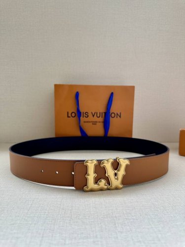 特 4.0宽 Lv Ranch 双面腰带再现 春夏男装秀场的凌厉风范，为细腻牛皮革点缀崭新搭扣。西部风格 Lv 字母呈现做旧金属效果 牛皮革 做旧金属件 西班牙