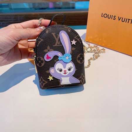 原单货 Louis Vuitton 新款卡通链条斜挎小包，Mini包包 可装银行卡蓝牙耳机 钥匙扣零钱包 耳机包 包包挂饰 搭配链条可斜挎。尺寸12X9Cm 顶 - 点击图像关闭