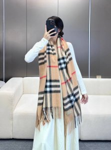 爆款巴宝莉经典小格子大披肩，人手必备，非市场便宜货，经典专柜补单流出！极品殿堂级硬货Burberry直供港柜以及海外的经典款男女通用羊绒围巾加大尺寸，可用披肩，
