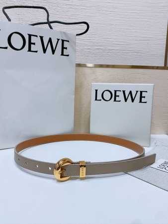 Loewe 罗意威专柜最新同款腰带 选用光滑牛皮革窄款腰带 配有Anagram Pebble针扣 卓越的工艺 个性的造型 精美的材质 宽:2.0Cm - 点击图像关闭