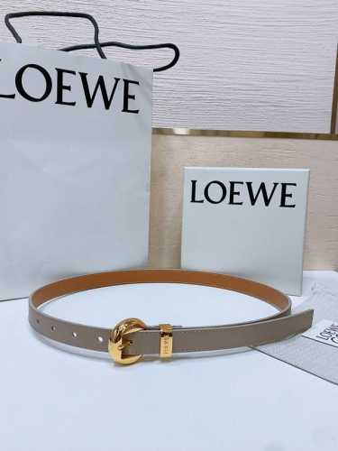 Loewe 罗意威专柜最新同款腰带 选用光滑牛皮革窄款腰带 配有Anagram Pebble针扣 卓越的工艺 个性的造型 精美的材质 宽:2.0Cm