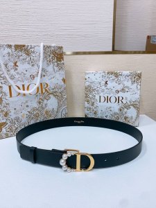 dior新款腰带采用黑色光滑牛皮革精心制作，经典 Cd 腰带扣以富有光泽的金色饰面金属版本呈现，字母 C 上镶嵌尺寸各异的白色树脂珠饰，彰显 Dior 的精湛工