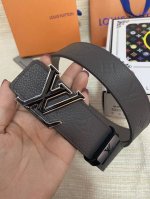 品名：Lv..路易..威登原单 材质：原单牛皮腰带 百分百头层牛皮腰带保证真皮，24K纯钢扣，专柜原单品质、做工精细，时尚大牌，送人自用首选 包装： 请认准如图