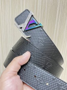 特 4.0宽，当季新款 双面进口牛皮，一面印网格，一面平纹，搭配精品七彩扣，官网同步，