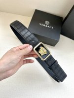 宽度4.0Cm 范思哲versace人头标志：腰带扣上的3D饰有古希腊回纹镂空美杜莎，赋予该款palazzo腰带很高的辨识度。