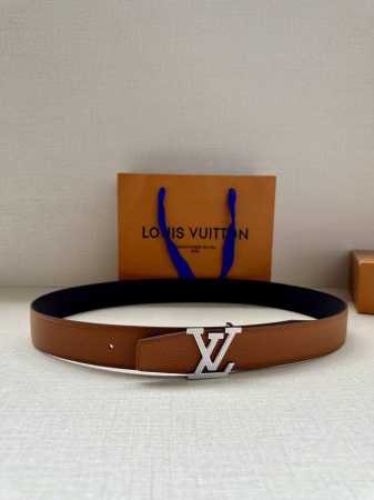 特 Lv Heritage 双面腰带，3.4 宽。精选粒面皮革与纳帕皮革，搭配抛光且菱形新款 Lv 搭扣，独具魅力。微弧形边缘与摩登形状末端，尽显细致匠心，无疑 - 点击图像关闭