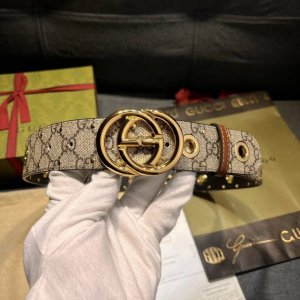 古奇. 宽4.0Cm 新款 系列产品的标志性象征，经典双G五金标识匠心呈现在这款腰带上，精美五金的细节尽显华美气息