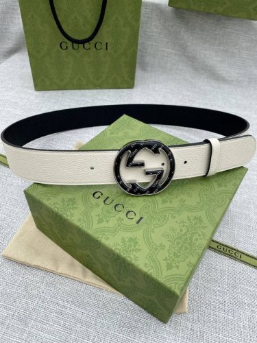 宽度3.8Cm Gg Marmont系列每一季都会推陈出新 为灵感源于70年代的标志性原版Gg6.0Cm钢扣配件注入现代精髓 这款双色头层牛皮腰带 给你带来更多