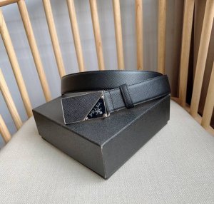 Prada 普拉达 专柜最新款 这款百搭配饰定格简约而考究的设计 优雅的Saffano皮革交叉平行线纹理平添别样的微妙韵致 标识性的金属刻字徽标点缀搭扣 宽3.