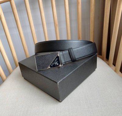 Prada 普拉达 专柜最新款 这款百搭配饰定格简约而考究的设计 优雅的Saffano皮革交叉平行线纹理平添别样的微妙韵致 标识性的金属刻字徽标点缀搭扣 宽3.