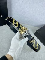 宽度3.8Cm Versace 范思哲 此款个性腰带由小牛皮制成，饰有链条印花，并配有标志性美杜莎五金搭扣配件。