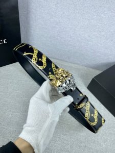 宽度3.8Cm Versace 范思哲 此款个性腰带由小牛皮制成，饰有链条印花，并配有标志性美杜莎五金搭扣配件。