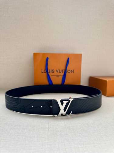 本季新款4.0宽 Lv印记可逆皮带为下班时的外观带来了新鲜的街头服饰精神。受教练鞋底的启发，皮革表带上凹陷了 “Vuitton” 的名称，而Lv首字母扣则带有色