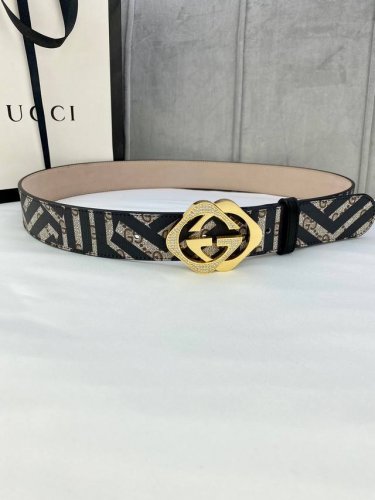 宽度4.0Cm Gucci Marmont系列每一季都会推陈出新 为灵感源于70年代的标志性镶嵌施华洛世奇元素水晶Gg钢扣 配件注入现代精髓 Supreme帆布