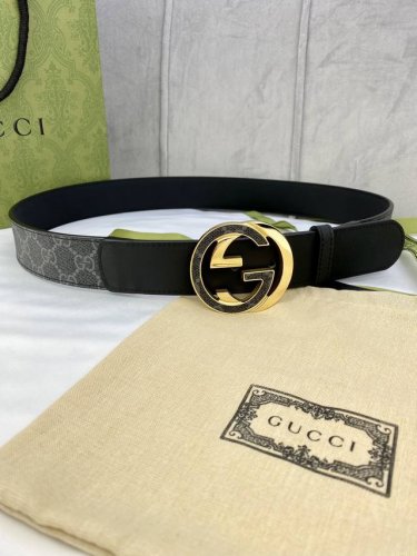 宽度4.0Cm Gucci 这款腰带在早秋系列中惊艳亮相，采用以标志性米色 乌木色组合呈现的品牌双G字母交织图案，与黑色皮革材质相得益彰。双G 6.0Mm厚度钢