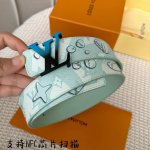 寬度：40Mm Lv Pyrmide Truck L Oeii雙面腰帶 進口面料飾有藍色標誌性圖案 襯托進口柔軟小牛皮底 全新升級搭扣 締造獨特造型 雙面用