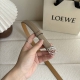 走量款 重磅来袭 Loewe 鹅卵石纹牛皮腰带。Anagram搭扣 Anchor腰带扣 宽2.0Cm，五孔调节。暗沙色 银扣