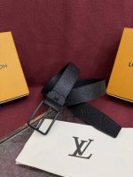 3.5针扣新款 Lv 腰带出自 2025新款压字母Monogram 花卉，展现西部牛仔的灵感启发。双重缝线穿梭于皮革内外两侧，成就多种造型可能！
