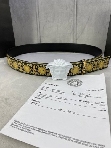 宽度4.0Cm Versace范思哲此款Palazzo腰带采用牛皮革面料制作，并饰有Le Pop Classique图案印花和标志性的美杜莎五金配件。
