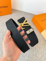 品名： Lv..路易..威登腰带皮带原单 型号：挂扣，经典纯钢材质挂扣，头层牛皮，图片实物拍摄 材料：头层牛皮，挂扣系列，纯钢材质扣头，钯镀电镀工艺永不掉色。原