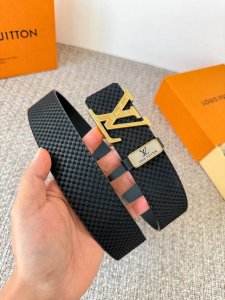 品名： Lv..路易..威登腰带皮带原单 型号：挂扣，经典纯钢材质挂扣，头层牛皮，图片实物拍摄 材料：头层牛皮，挂扣系列，纯钢材质扣头，钯镀电镀工艺永不掉色。原