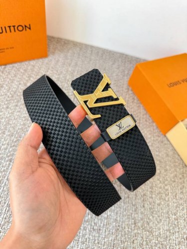 品名： Lv..路易..威登腰带皮带原单 型号：挂扣，经典纯钢材质挂扣，头层牛皮，图片实物拍摄 材料：头层牛皮，挂扣系列，纯钢材质扣头，钯镀电镀工艺永不掉色。原