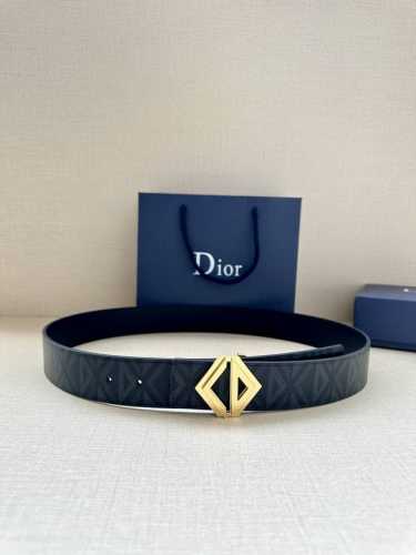 特 宽度4.0Cm 这款腰带扣采用全新的 Cd Diamond 标志造型，以不锈钢金属覆层精心打造。可与各式 40 毫米腰带搭配，打造个性造型。