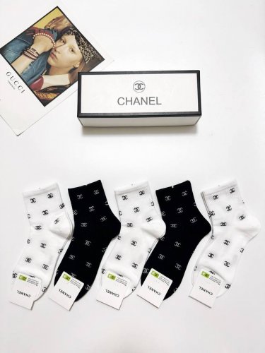 配包装 一盒5 双 Chanel 香奈儿 经典字母Logo 双C短筒袜 ，Ins超火爆短袜，纯棉面料，潮人必备 ，经典配色 个性时尚百搭款，你值得拥有哦