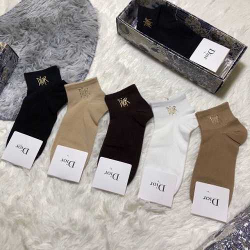 特 Dior 迪奥D家新品女款袜子 一盒五双 纯棉材质，柔软舒适透气，罗口烫金经典品牌全称Logo，炒鸡Nice，专柜同步袜子大牌出街，潮人必备超好搭