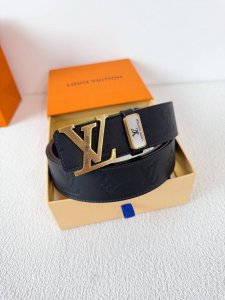 品名 Lv..路易..威登腰带皮带原单 型号 挂扣 经典纯钢材质挂扣 头层牛皮 图片实物拍摄 材料 头层牛皮 挂扣系列 纯钢材质扣头 钯镀电镀工艺永不掉色 经典