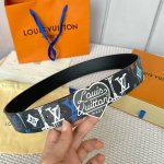 特P170 寬：40Mm 驢家當季新品 寬度40Mm 訂制帆布面料融入粉筆塗鴉風格效果 襯托柔軟原廠小皮 搭配精緻的亮色扣 雙面可用