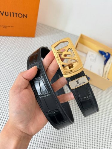 品名：Lv..路易..威登 腰带原单自动带 皮带 型号：自动扣，纯钢材质自动扣，头层牛皮自动带身，实物拍摄材料：百分百头层牛皮，保证真皮。24K纯钢扣，永不掉色