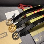 特 古奇 宽4.0Cm 新款 典藏细节与现代元素为gucci新推系列增添吸睛亮点。巧妙融入经典字母交织造型配件，以此致敬品牌创始人guccio Gucci先生。