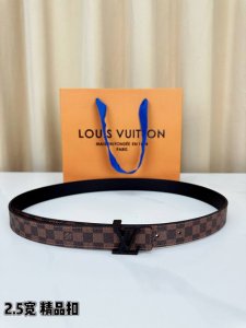 Louis Vuitton 2.5Cm宽经典皮带，采用标志性Monogram设计，搭配抛光钢质Lv字母扣。精选牛皮材质，棕色系配色百搭实用，精湛工艺诠释法式奢华