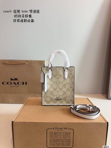 配礼盒. 蔻驰Coach 新品琴谱包 大包才是时尚的灵魂 生活和浪漫可以兼得 设计时尚、拿取物品非常方便 实用主义通勤人可轻松驾驭优雅职场尺寸：14*5*17C