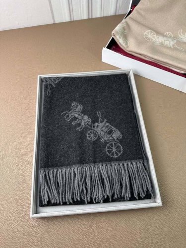 蔻驰。Coach经典C Logo两色披肩也太好看了吧！不仅有颜值还有品质，97%羊毛+3%羊绒，手感超级软糯和舒服，尺寸195×53Cm，整体宽度还可以，算是个