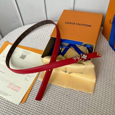 Lv S-Lock系列 寬度20Mm 驢家法國女士腰帶 全新風格定制帆布面料襯托細膩的進口小牛皮 皮帶末端有金色金屬花卉點綴 花卉側面視有logo鋼印標識 搭配