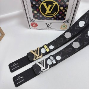 品名 Lv..路易..威登 材质 原单牛皮腰带 百分百头层牛皮腰带保证真皮 24K纯钢扣 专柜原单品质 做工精细 时尚大牌 送人自用首选 包装 请认准如图专柜包