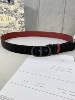 宽度3.5Cm Dior粒面触感牛皮革镂空“Cd”扣皮带，黑色手掌纹粒面小牛皮底触感柔软。