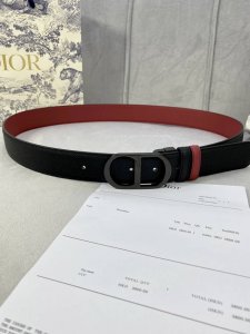 宽度3.5Cm Dior粒面触感牛皮革镂空“Cd”扣皮带，黑色手掌纹粒面小牛皮底触感柔软。
