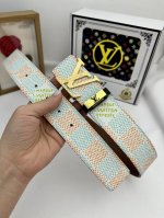 品名：LV..路易..威登原单 材质：原单牛皮腰带 百分百头层牛皮腰带保证真皮，24K纯钢扣，专柜原单品质、做工精细，时尚大牌，送人自用首选 包装： 请认准如图
