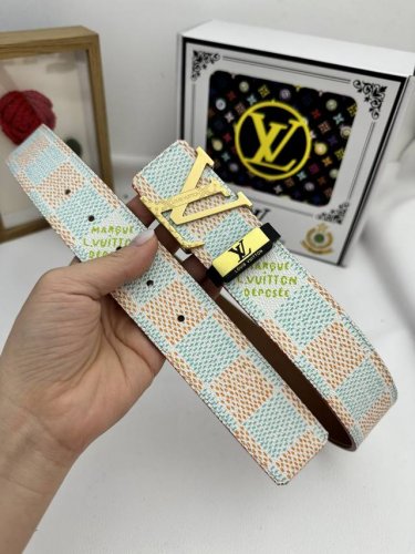 品名：LV..路易..威登原单 材质：原单牛皮腰带 百分百头层牛皮腰带保证真皮，24K纯钢扣，专柜原单品质、做工精细，时尚大牌，送人自用首选 包装： 请认准如图