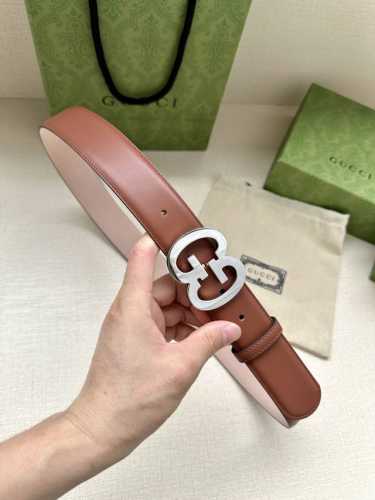 特 宽度4.0 Gucci 历史细节和现代元素是Gucci最新系列的特点。历史的花押字硬件致敬品牌的创始人Guccio Gucci。这款腰带采用黑色皮革精制而成
