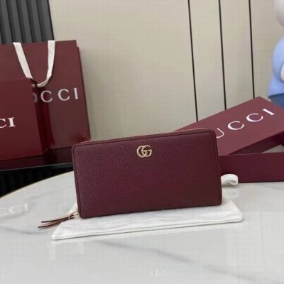 顶配版 全拉链式钱包配有小号双G金属细节。采用织纹牛皮革精致而成。 安可拉红配浅粉牛皮革 金色金属配件 双G 十二个卡片隔层和三个钞票隔层 拉链零钱袋 全拉链开